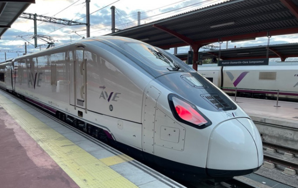 Los trenes Avril que unen Madrid con Galicia y Asturias, parados por un fallo informático