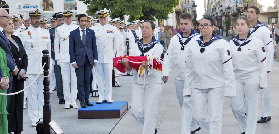 Así fue el solemne arriado de bandera en Ferrol por el Día de las FFAA