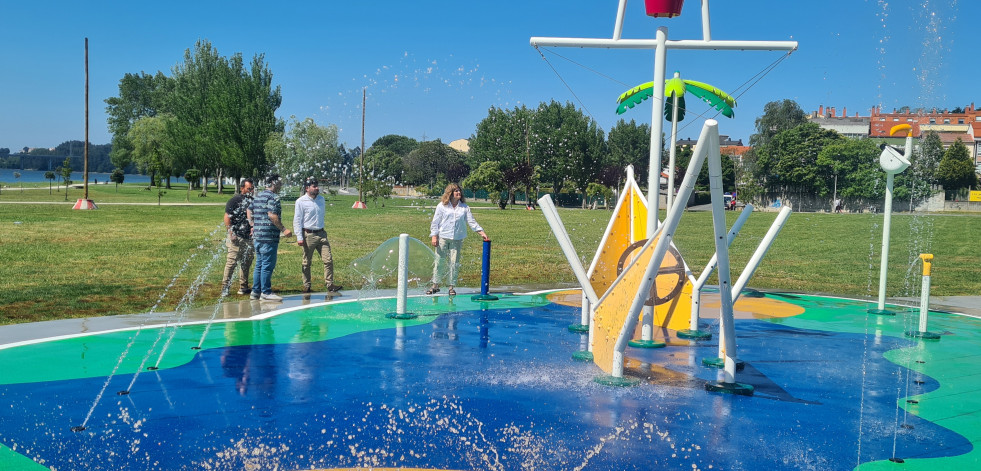 Los naroneses pueden disfrutar ya de su parque de juegos de agua en el paseo de Xuvia