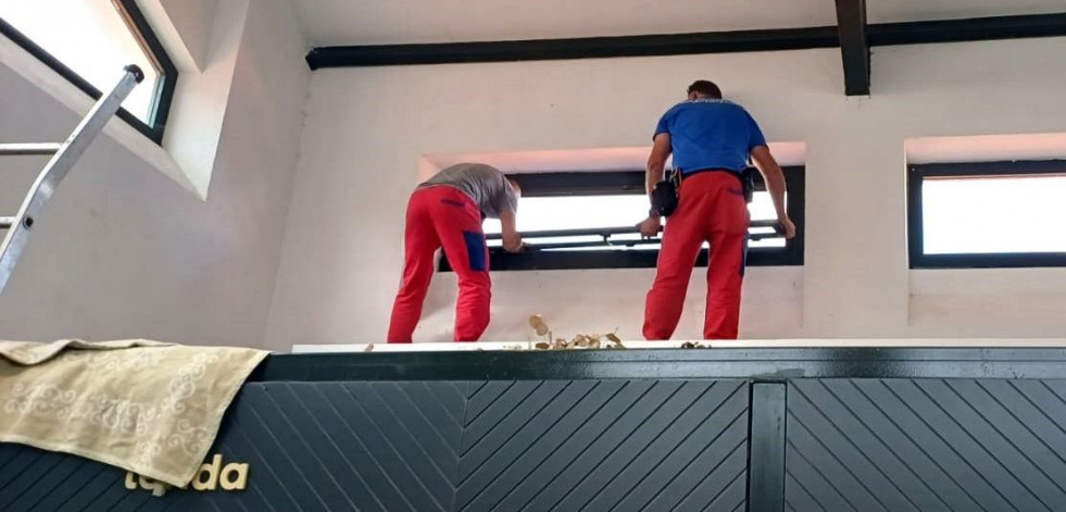 Nuevas ventanas en el mercado municipal de Pontedeume