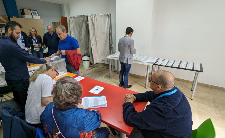 Poco movimiento en las mesas electorales de Ferrol durante las primeras horas