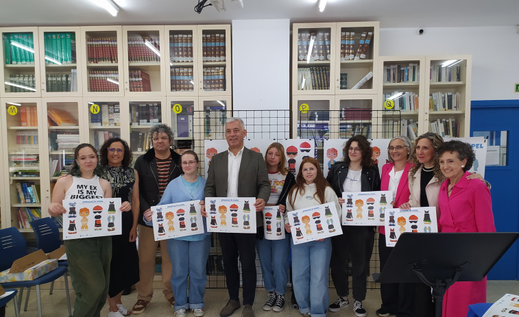 Muñecas de papel elaboradas en el CIFP Leixa lucen modelos del Museo do Pobo Galego