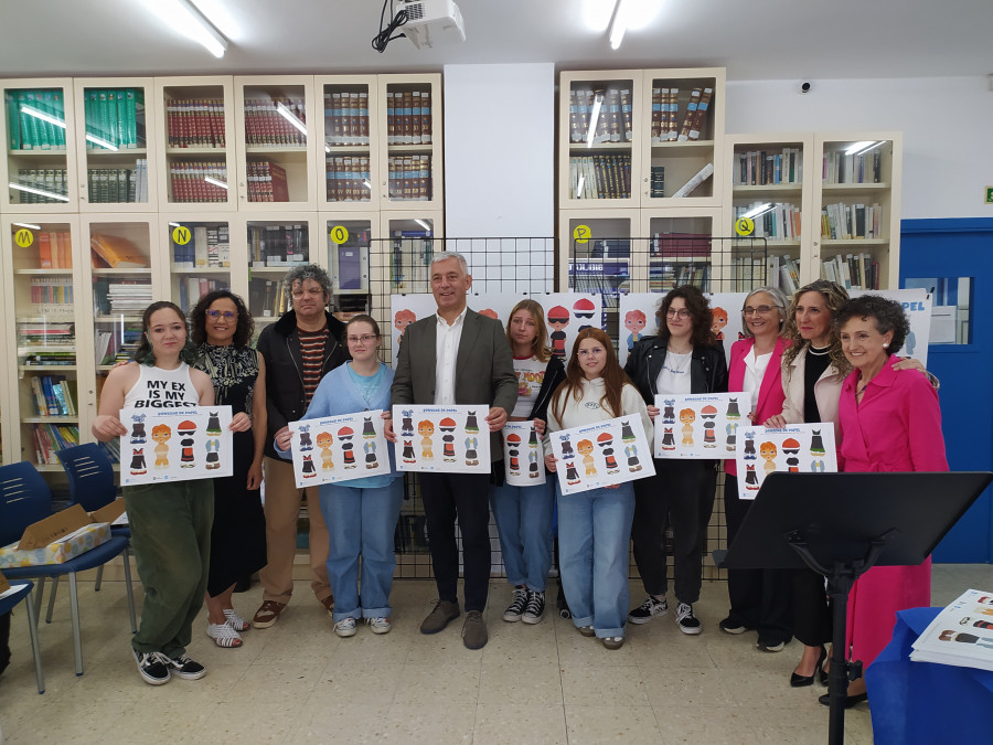 Muñecas de papel elaboradas en el CIFP Leixa lucen modelos del Museo do Pobo Galego