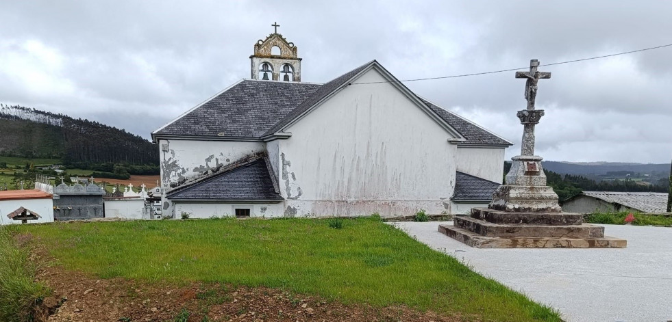 Trasladan un “cruceiro” en Os Casás, Cerdido, para protegerlo del tráfico