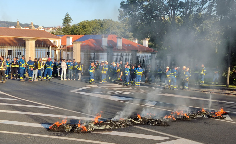 Trabajadores de Navantia cortan la avenida de Esteiro con Irmandiños