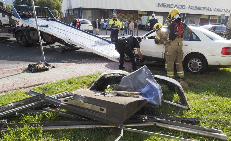 Arrolla con su vehículo una marquesina en Caranza a gran velocidad