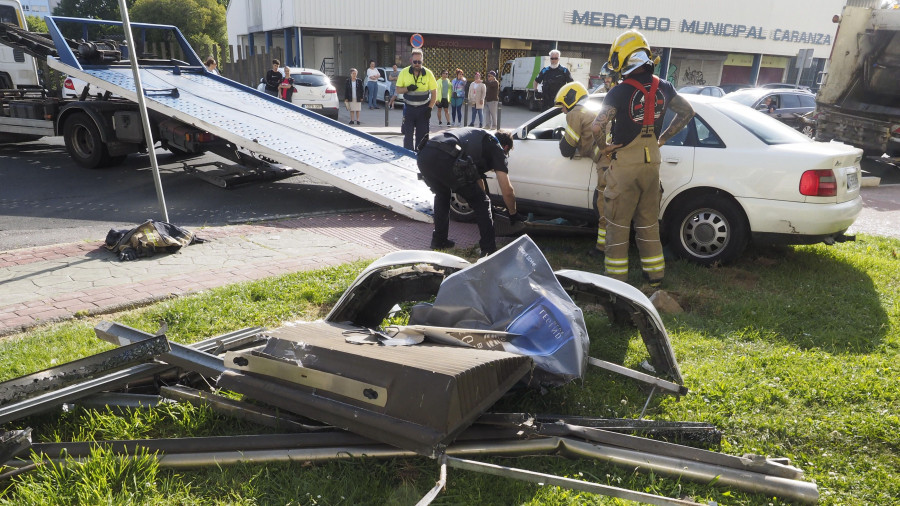 Arrolla con su vehículo una marquesina en Caranza a gran velocidad