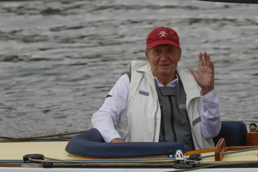Juan Carlos I sale a navegar a bordo del 'Bribón' en el primer día de regatas en Sanxenxo