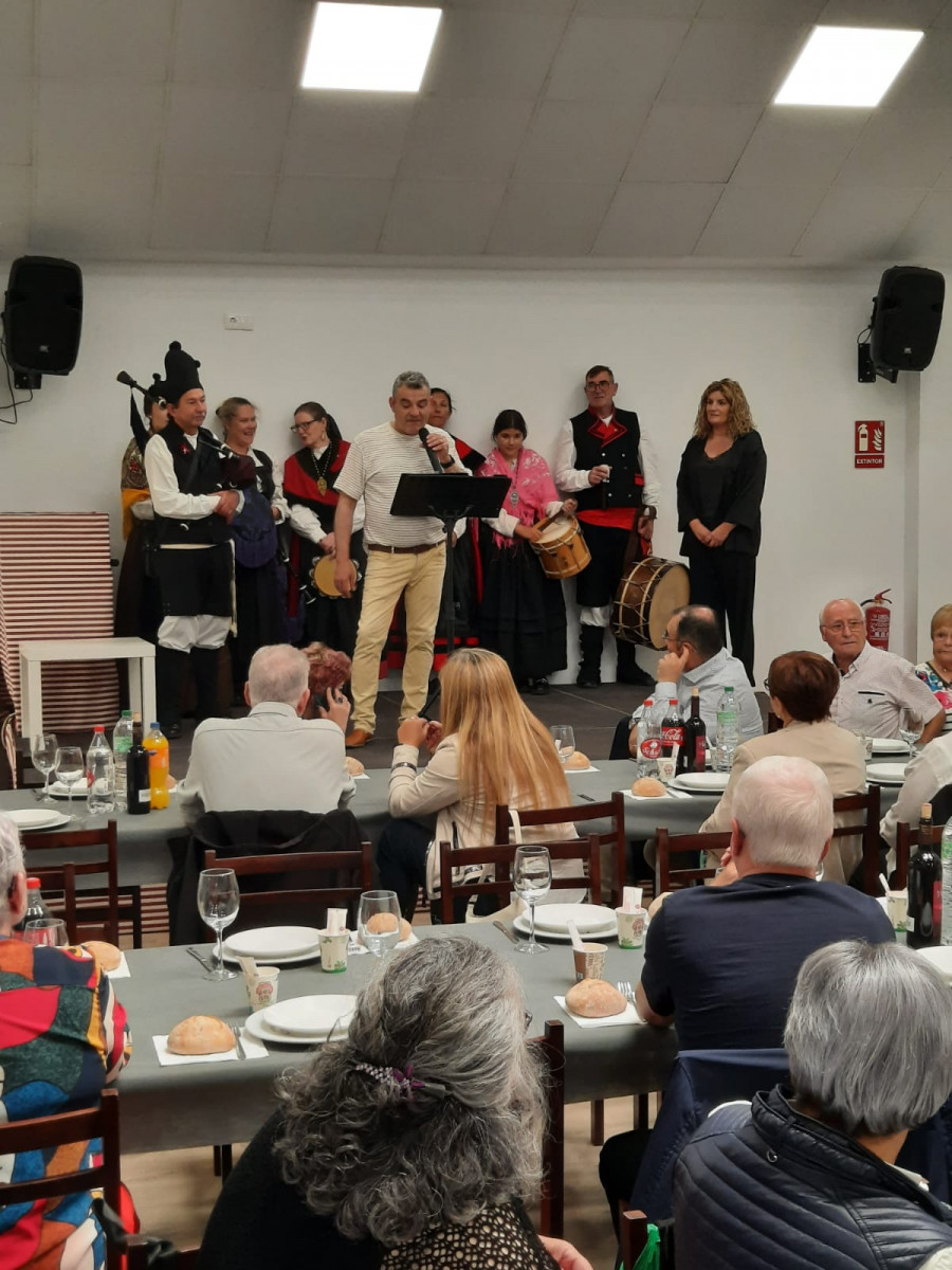 Reestreno en la parroquia naronesa de Santa Icía del local social para mayores