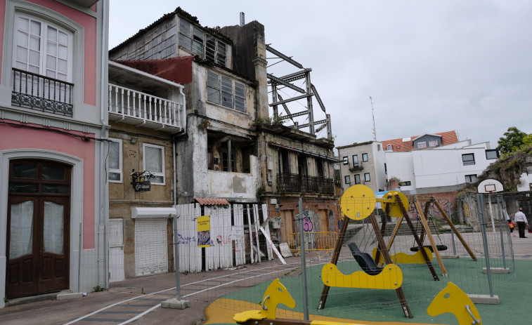 El Concello actúa de emergencia en un inmueble de la Praza Vella y desaloja el colindante
