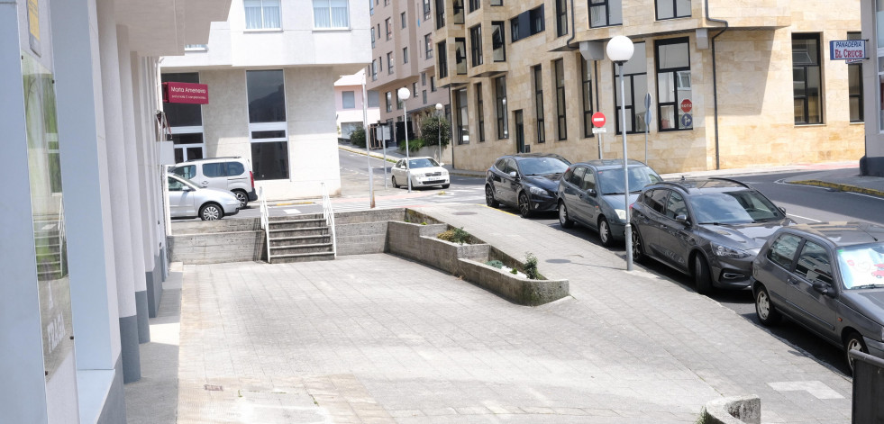 Vecinos de la calle Doctor Francisco Malvar de Fene denuncian filtraciones de agua a sus garajes