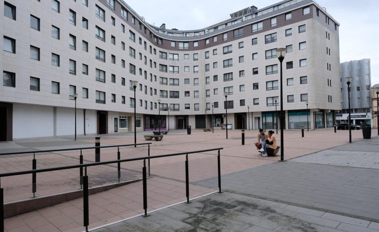 Vecinos de Tranvías, en Narón, advierten de que el mal estado de la plaza afecta a sus garajes