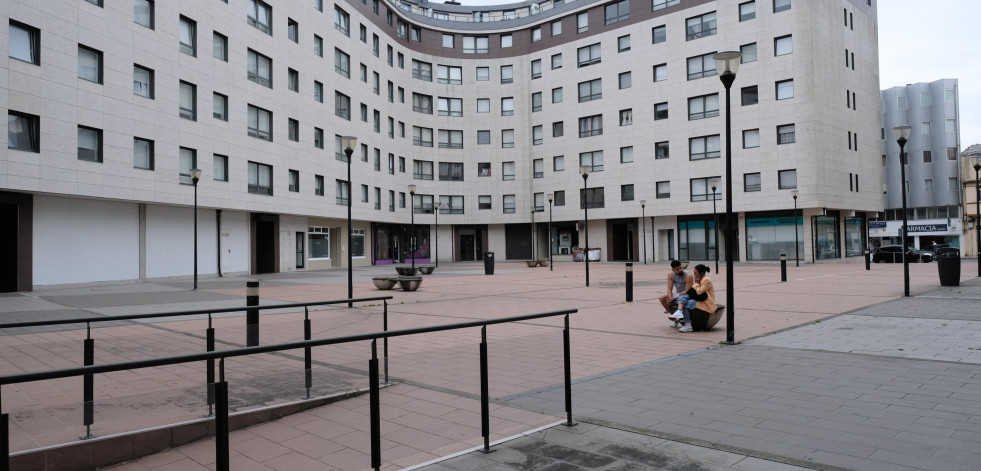 Vecinos de Tranvías, en Narón, advierten de que el mal estado de la plaza afecta a sus garajes