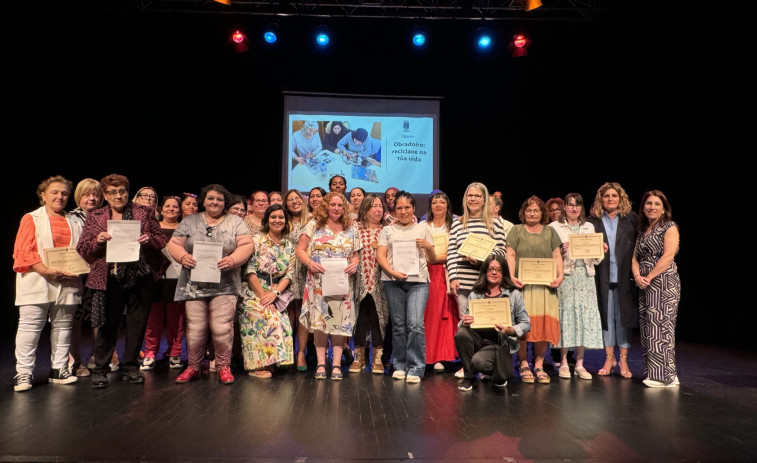Entrega de diplomas a las mujeres de Narón que participaron en talleres para la inclusión social