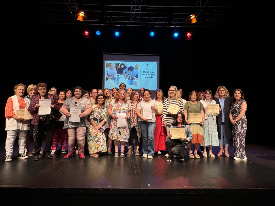 Entrega de diplomas a las mujeres de Narón que participaron en talleres para la inclusión social