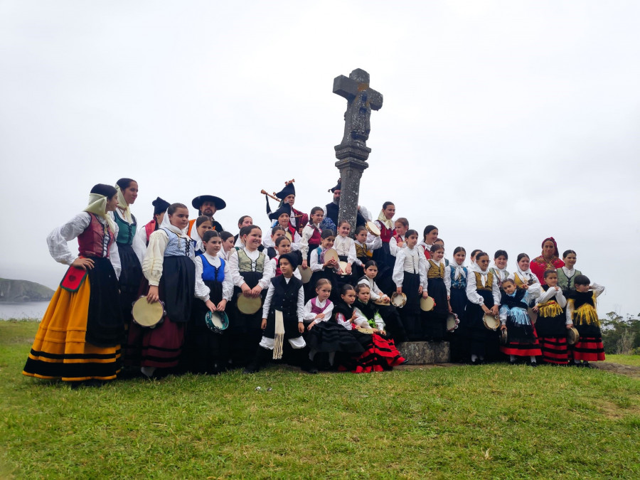 Grupos de Euskadi e Ortigueira celebran o aniversario da Asociación Buxainas en Cedeira