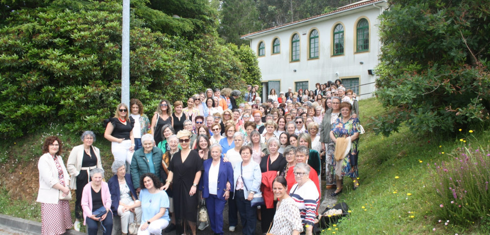 Emoción y reencuentros en la 1ª Xuntanza de chicas de Magalofes, en Fene