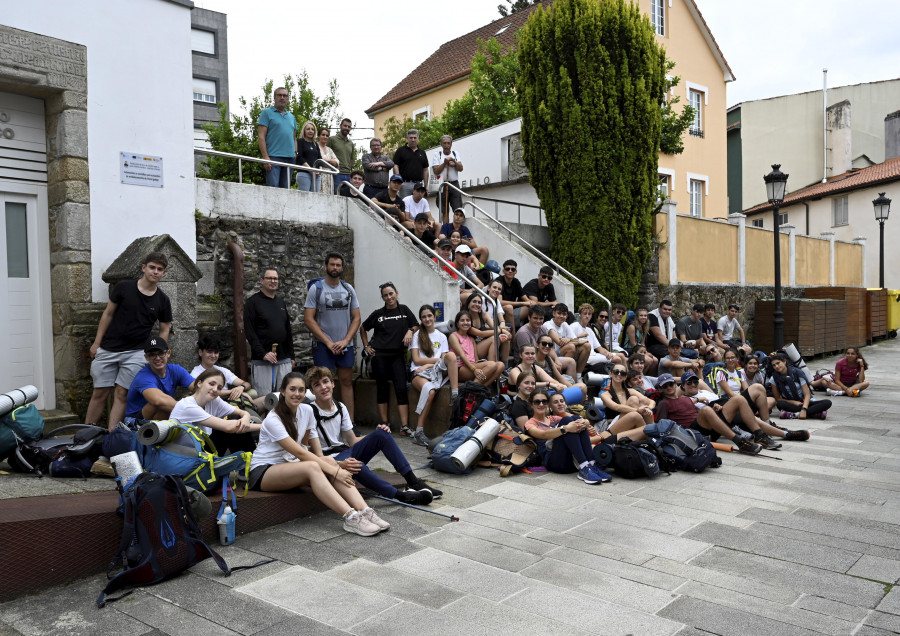 El colegio madrileño Logos repite por novena vez el inicio del Camino Inglés en la ciudad naval