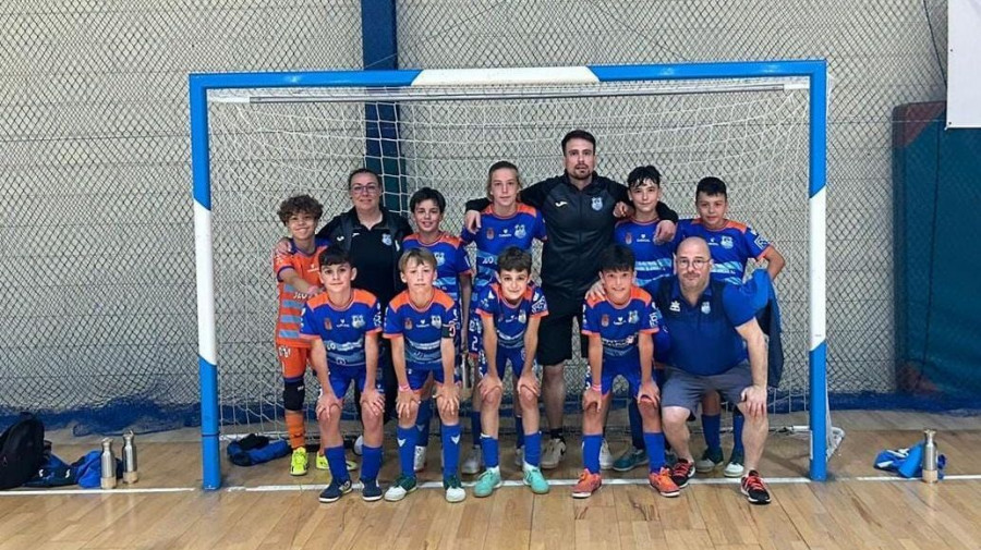 El equipo alevín del Lago Sport levanta el trofeo en el Internacional de Marín de fútbol sala