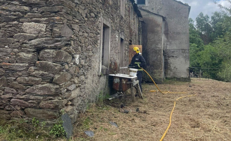 Un incendio calcina una vivienda abandonada de Ortigueira