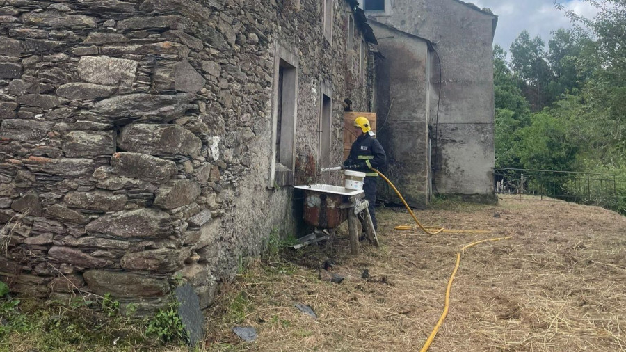Un incendio calcina una vivienda abandonada de Ortigueira