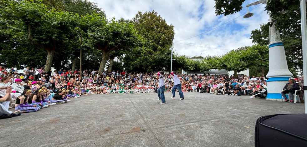 Multitudinaria jornada de convivencia y danza en O Pote con Paso a Paso