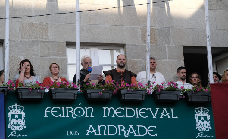 O trobador Xoán Rubia abriu co seu pregón a Feira medieval de Pontedeume