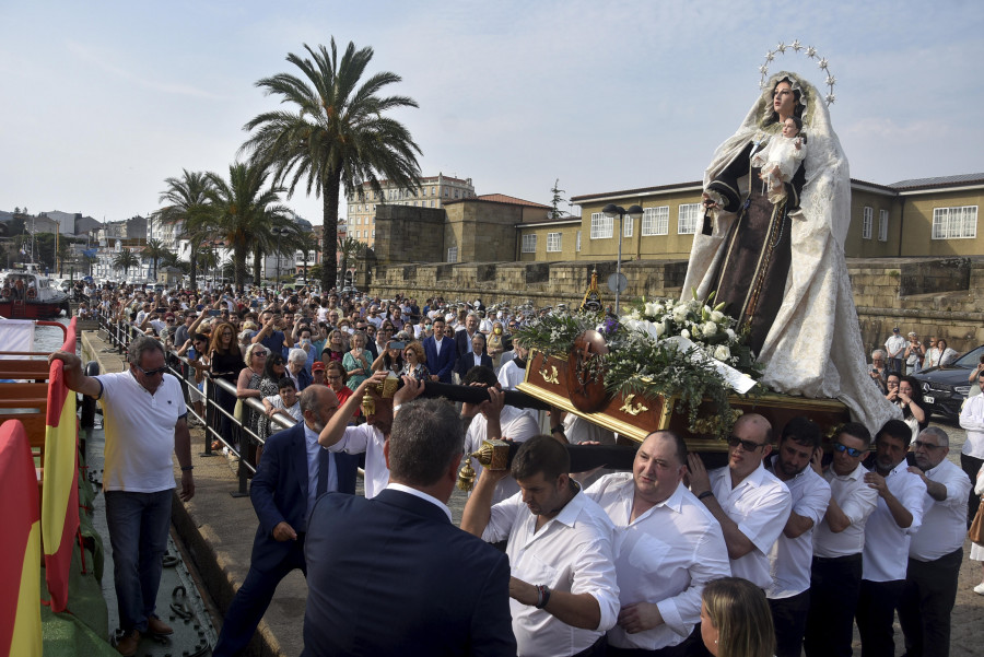 El Puerto fleta el “Rías Altas” para que 150 personas sigan la procesión del Carmen