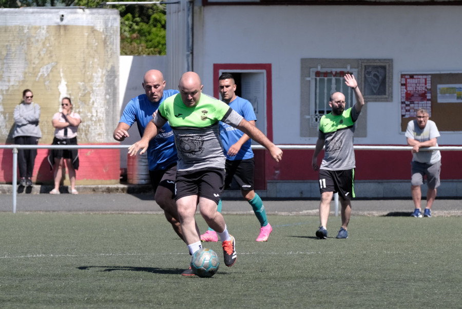 Fútbol | Casa Marino II y Estrella de Baltar levantan los trofeos en el maratón de O Val