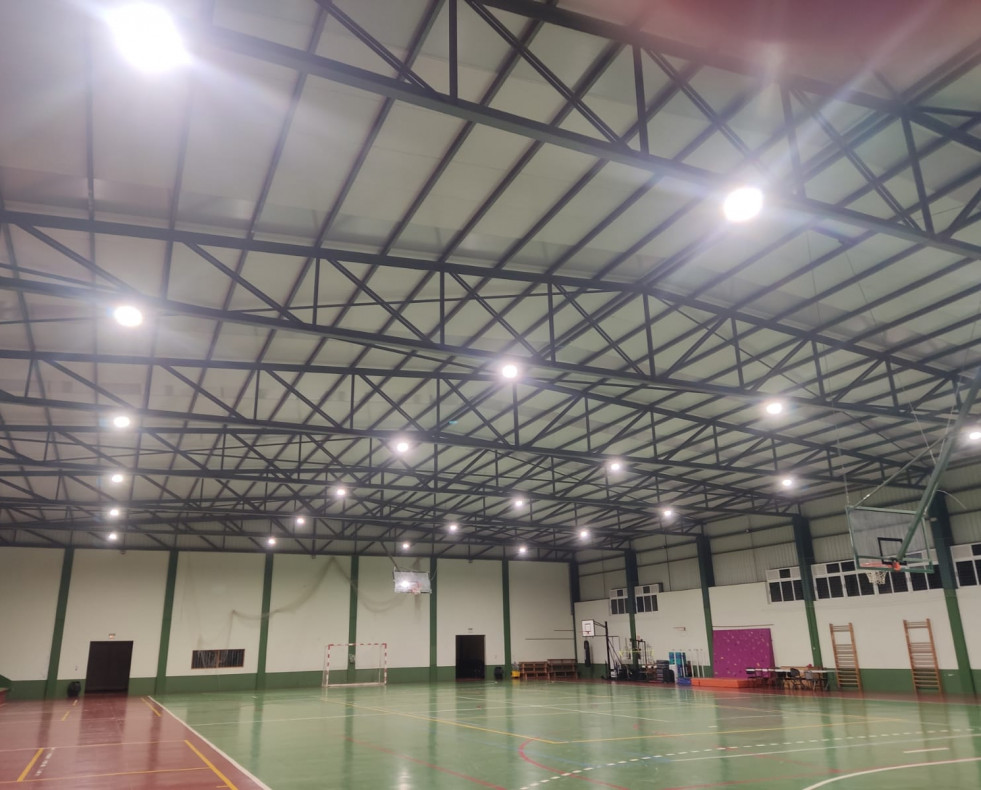 Iluminacion polideportivo Moeche