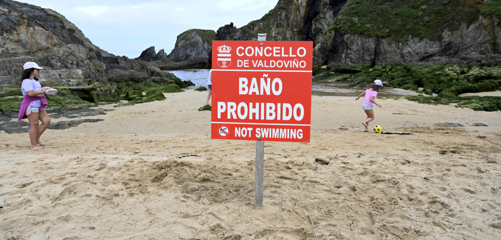 Prohibido el baño en la playa pequeña de Valdoviño por un vertido