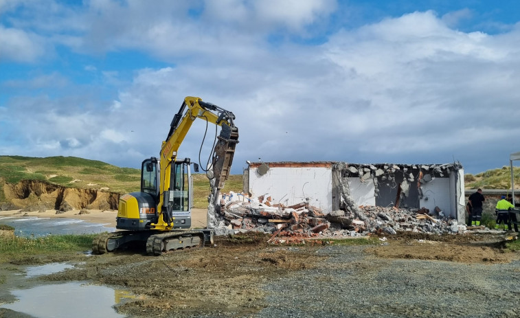 Valdoviño ha iniciado la demolición de los baños públicos en ruinas de la playa de A Mourillá