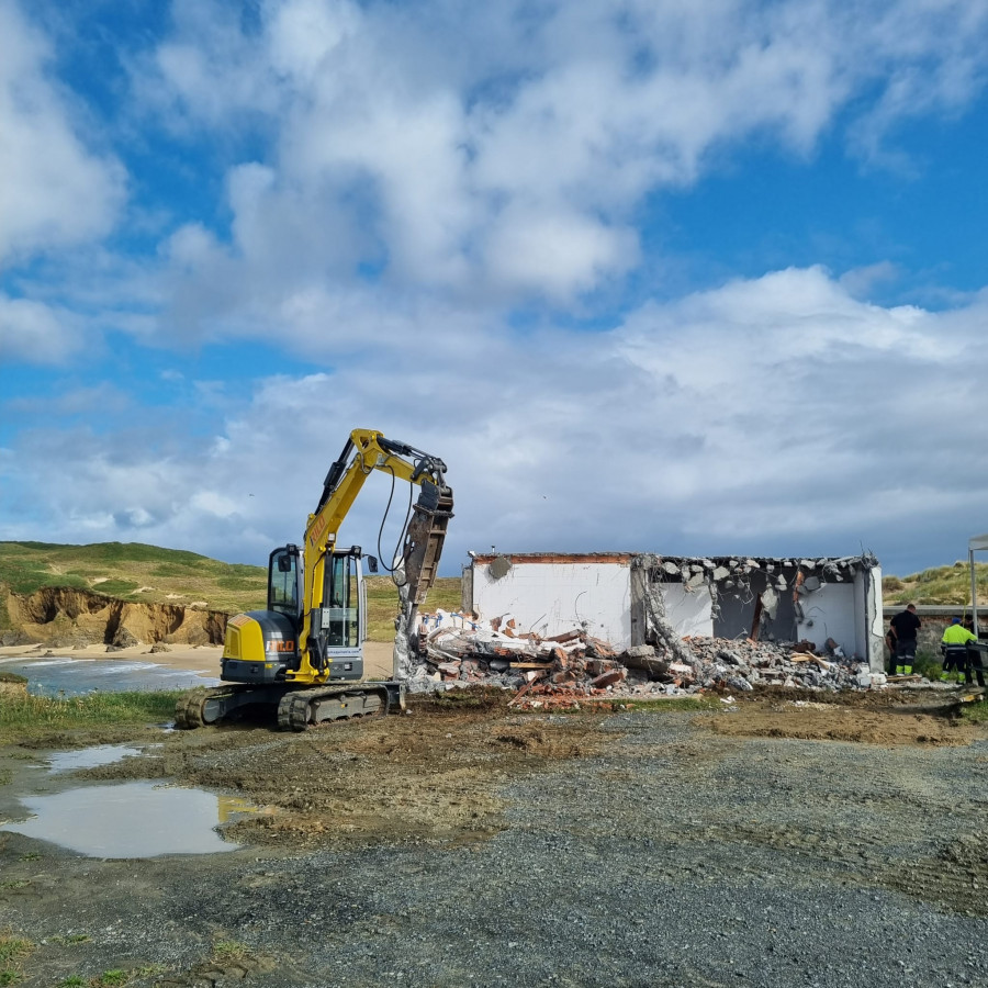 Valdoviño ha iniciado la demolición de los baños públicos en ruinas de la playa de A Mourillá
