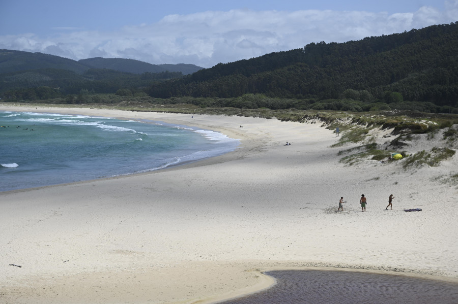 ¿Y el verano para cuándo? Playas más solitarias que nunca en la época estival más fría y rara de los últimos años