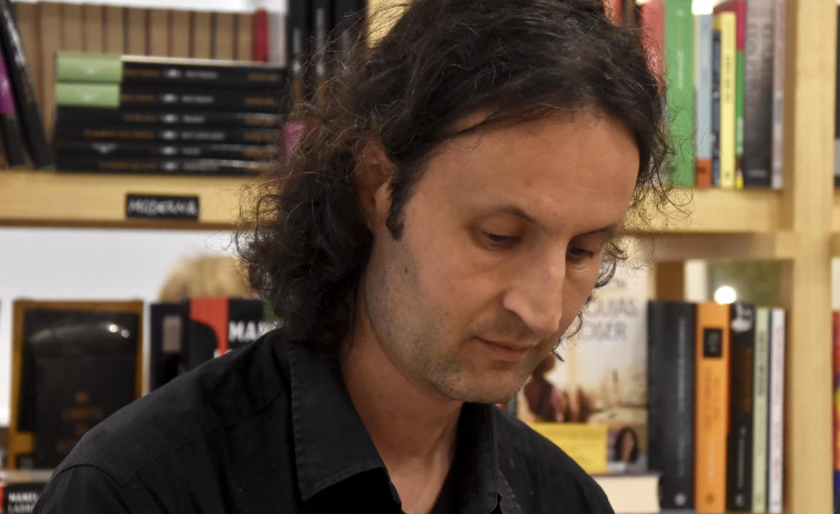 Antonio Seijas acerca su último poemario al son de violoncello