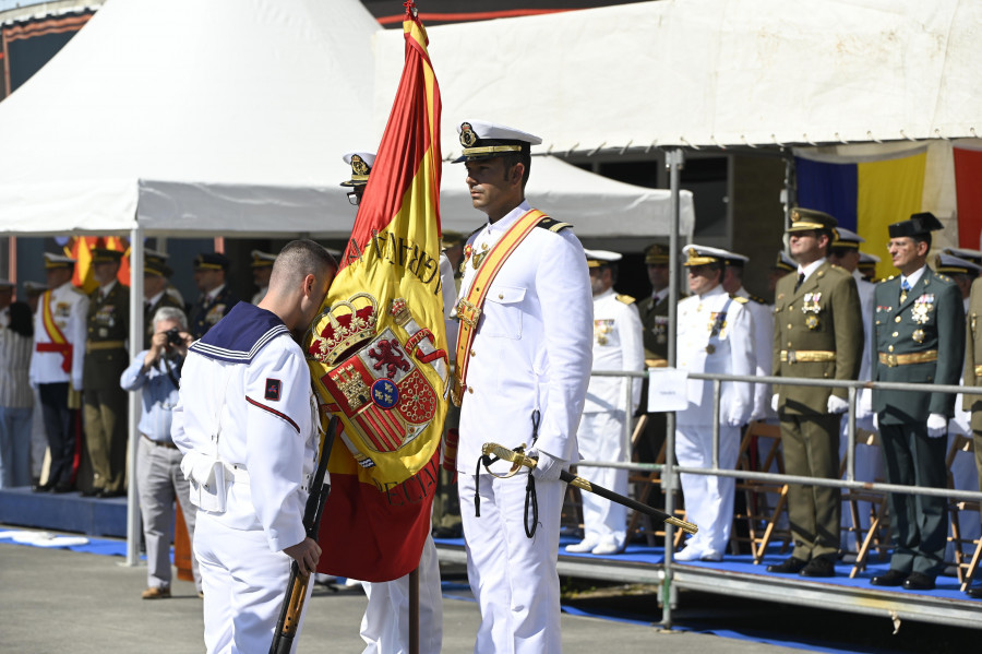 Más de 300 aspirantes a marinero juran bandera en la Antonio de Escaño