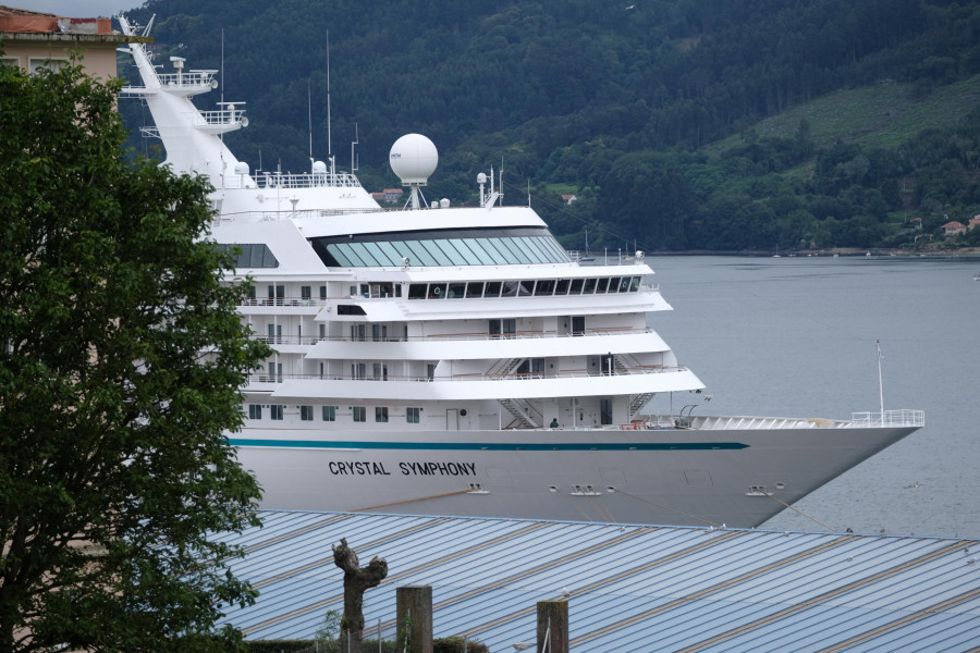 La lluvia deslució la escala del único crucero en julio en el muelle de Curuxeiras