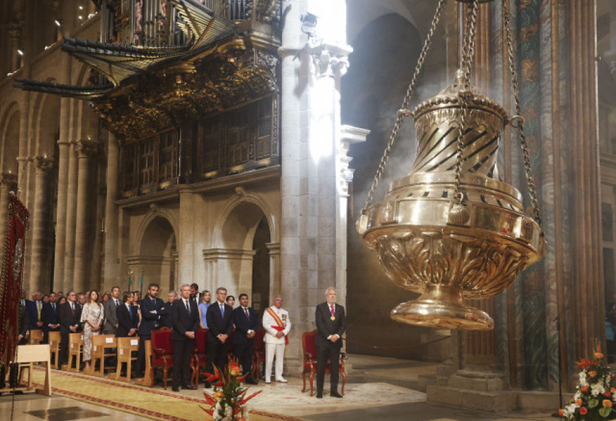 Curiosos se agolpan en el Obradoiro para el desfile previo a la Ofrenda al Apóstol: "¿Está el rey?"