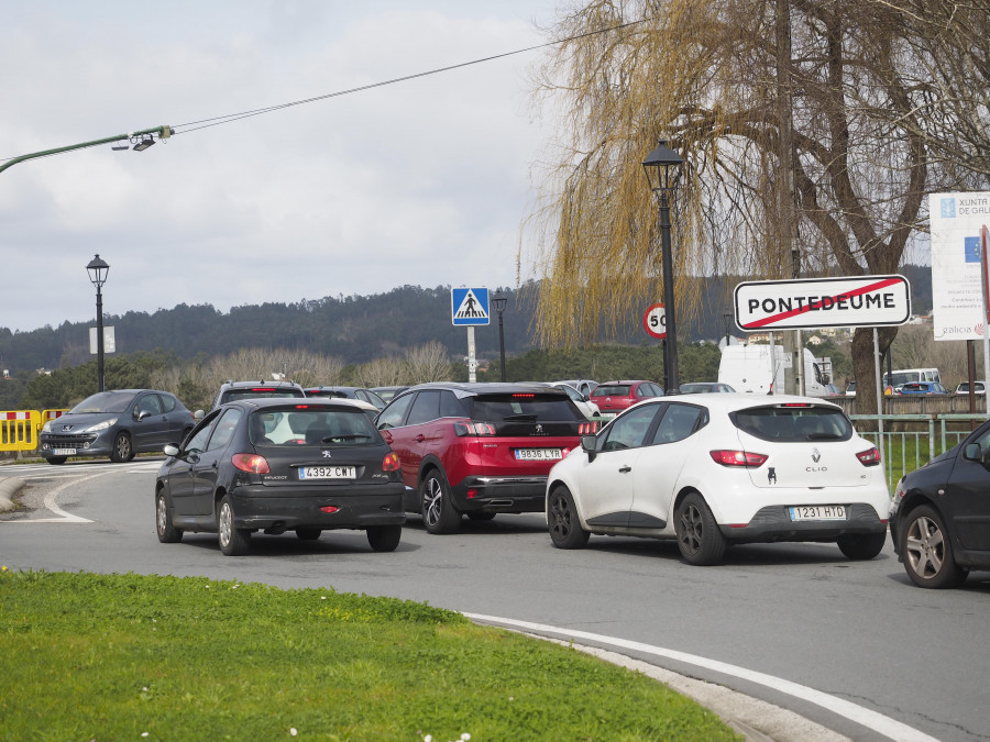 Pontedeume registra grandes retenciones a causa de un vehículo ardiendo en el puente