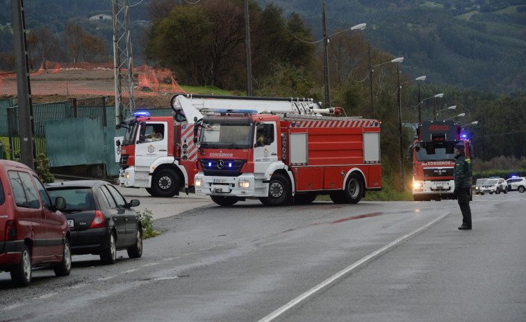 Los Bombeiros do Eume extinguen un incendio en un vertedero de As Somozas