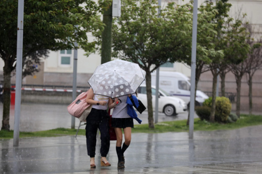 Más de 3.500 rayos caen en Galicia en una tarde de lluvia y granizo