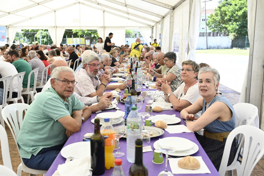 La Festa da Ameixa Rubia de Xuvia, en Narón, ensalzó el producto de la ría agotando los tickets disponibles