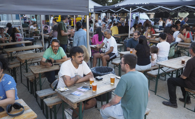 Cerveza, comida y música en la feria de la cerveza artesana de Ferrol