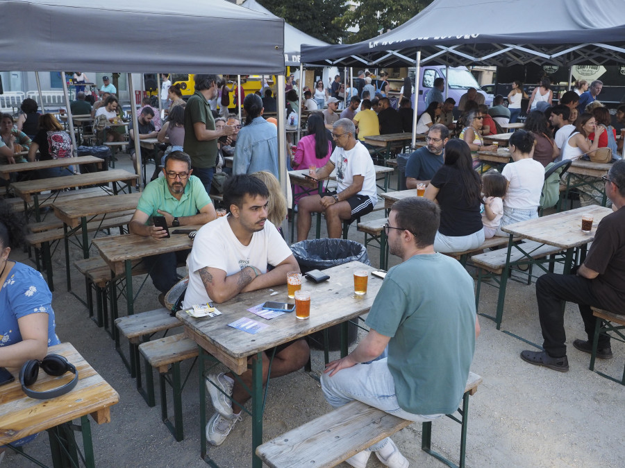 Cerveza, comida y música en la feria de la cerveza artesana de Ferrol