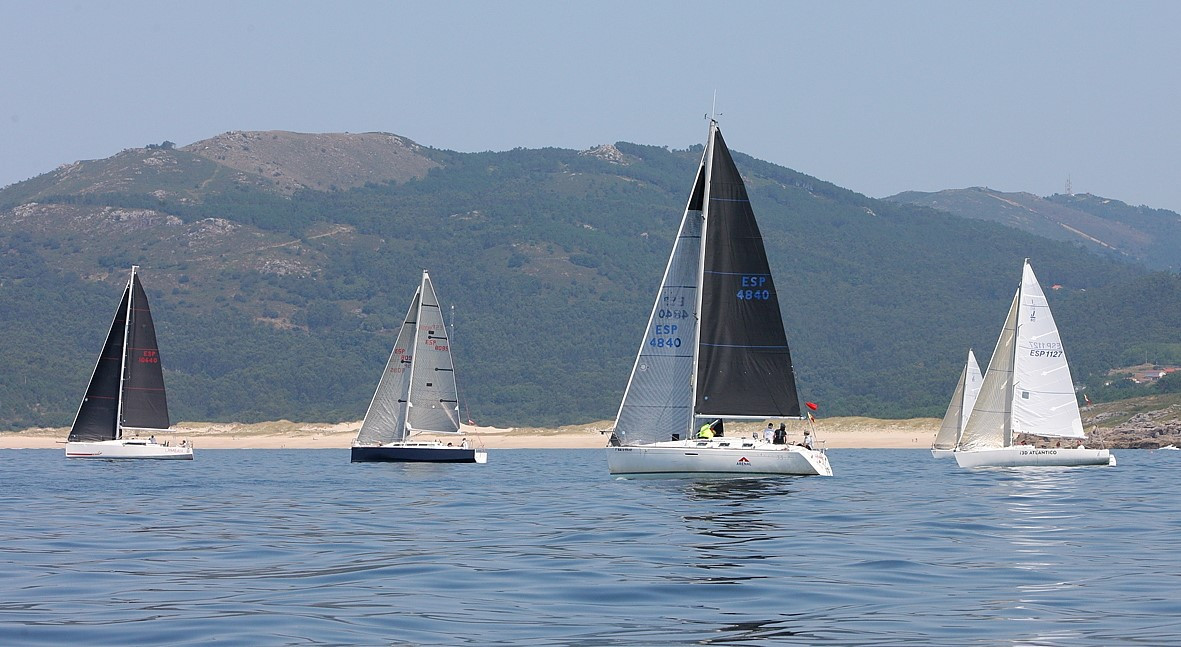 Clase ORC navegando hacia la Ensenada de Finisterre (medios)