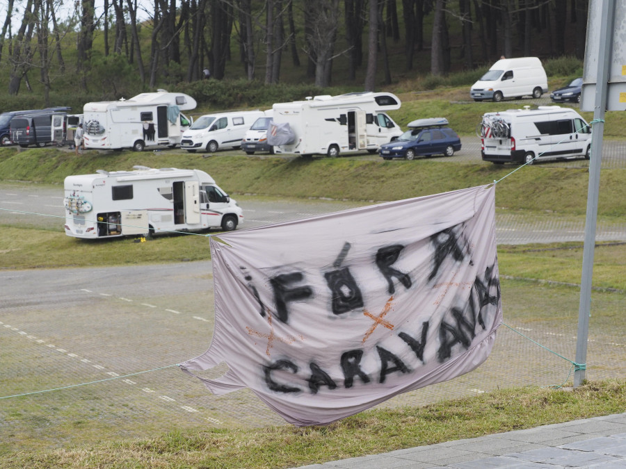 Aumenta la aversión hacia las caravanas que se instalan en el parking de Doniños