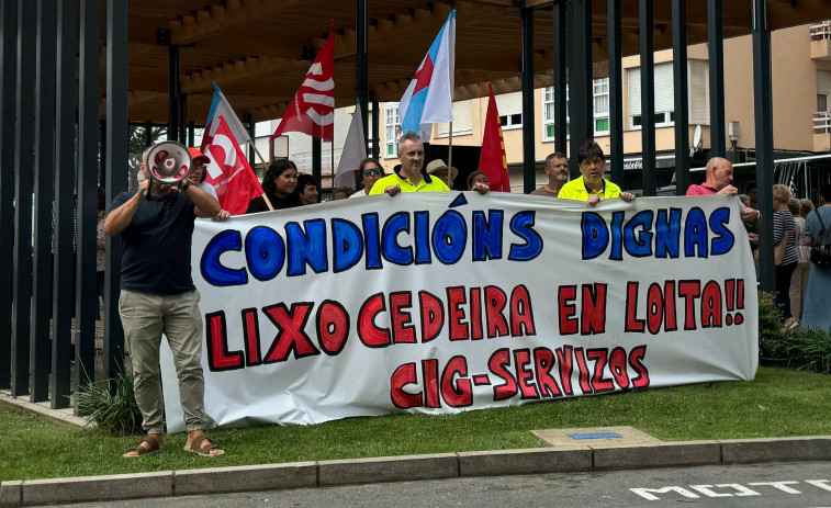 Los trabajadores del servicio de recogida de basura en Cedeira reclaman condiciones dignas