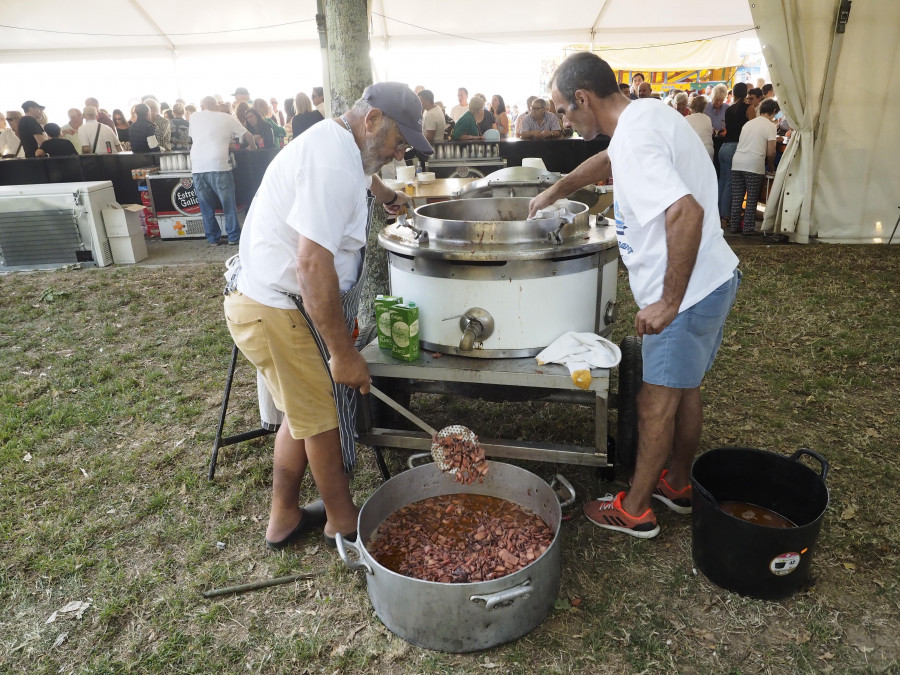 La olla gigante de la Fiesta del Choco vuelve a llenarse para su degustación