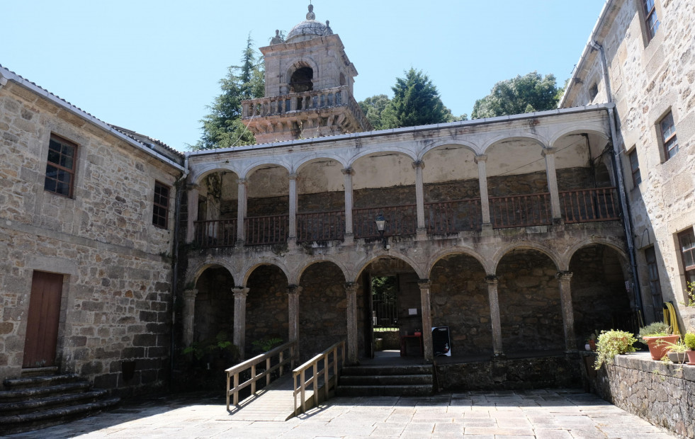 El profesor Luis Gorrochategui da una charla en el monasterio de Santa Catalina