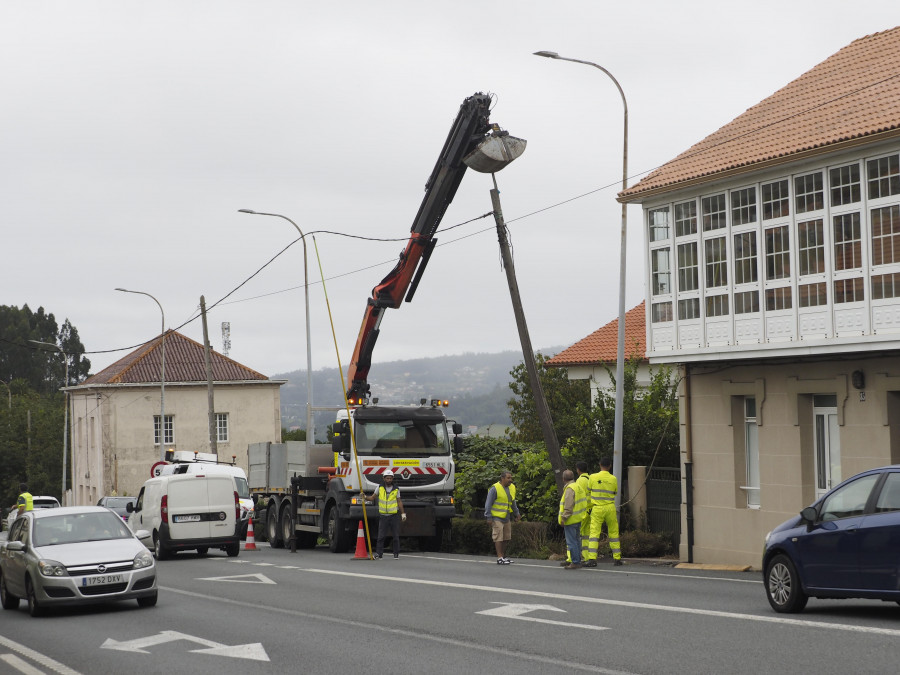 Una salida de vía en Pontedeume provoca grandes retenciones en la circulación